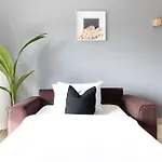 Beachfront Apartment Meia Praia