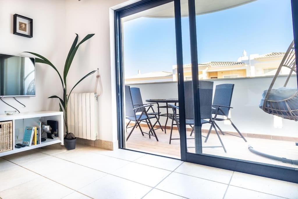Beachfront Meia Apartment *